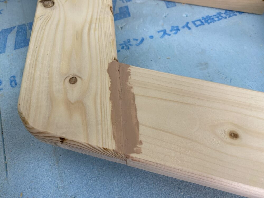 隙間を木工パテで補修